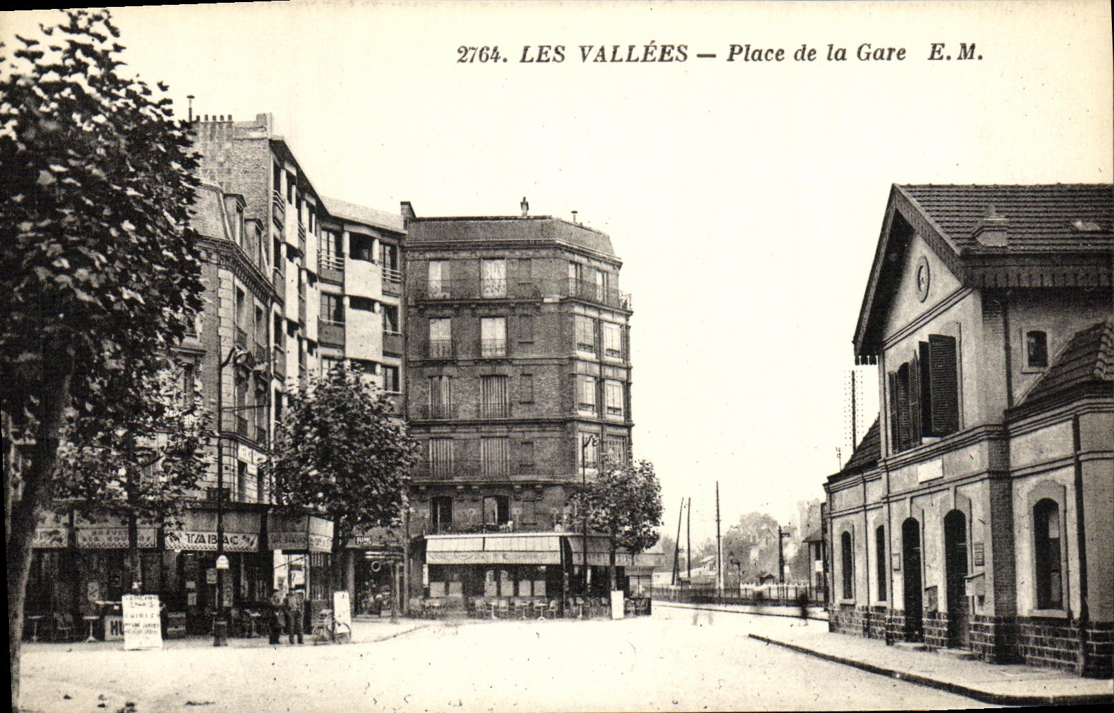 CPA Les Vallees Place de la Gare