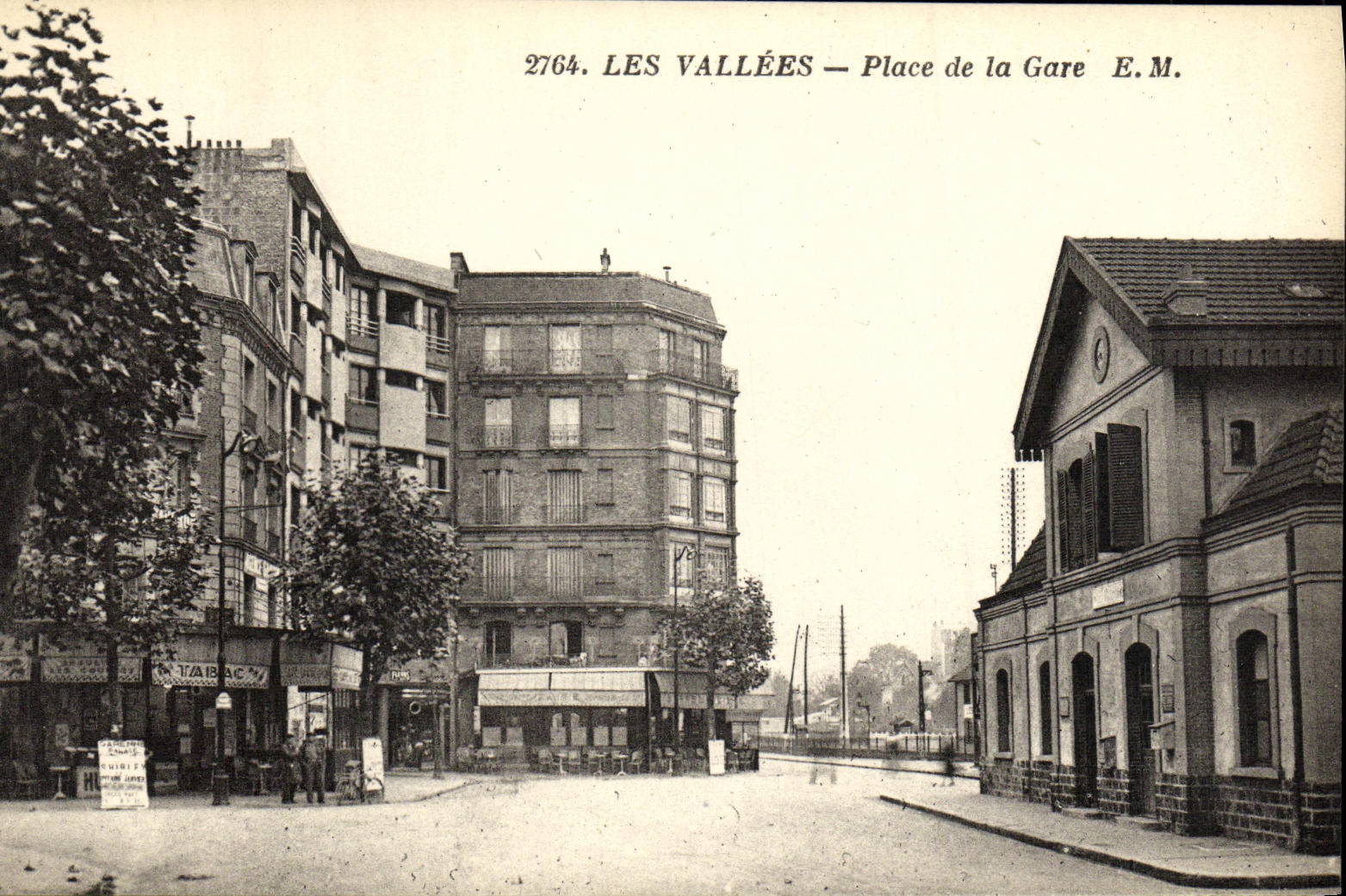 CPA Les Vallees Place de la Gare 