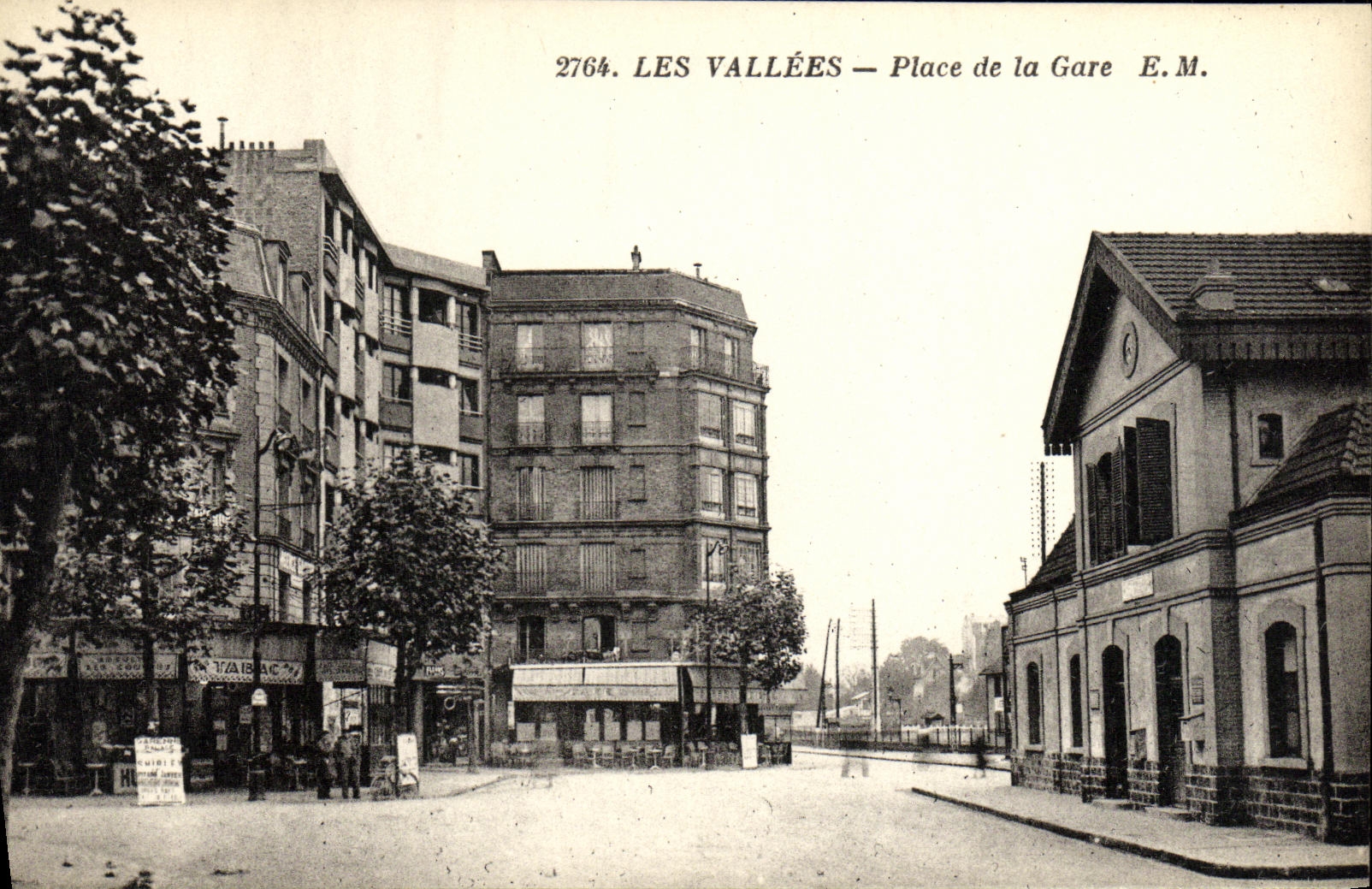 CPA Les Vallees Place de la Gare 