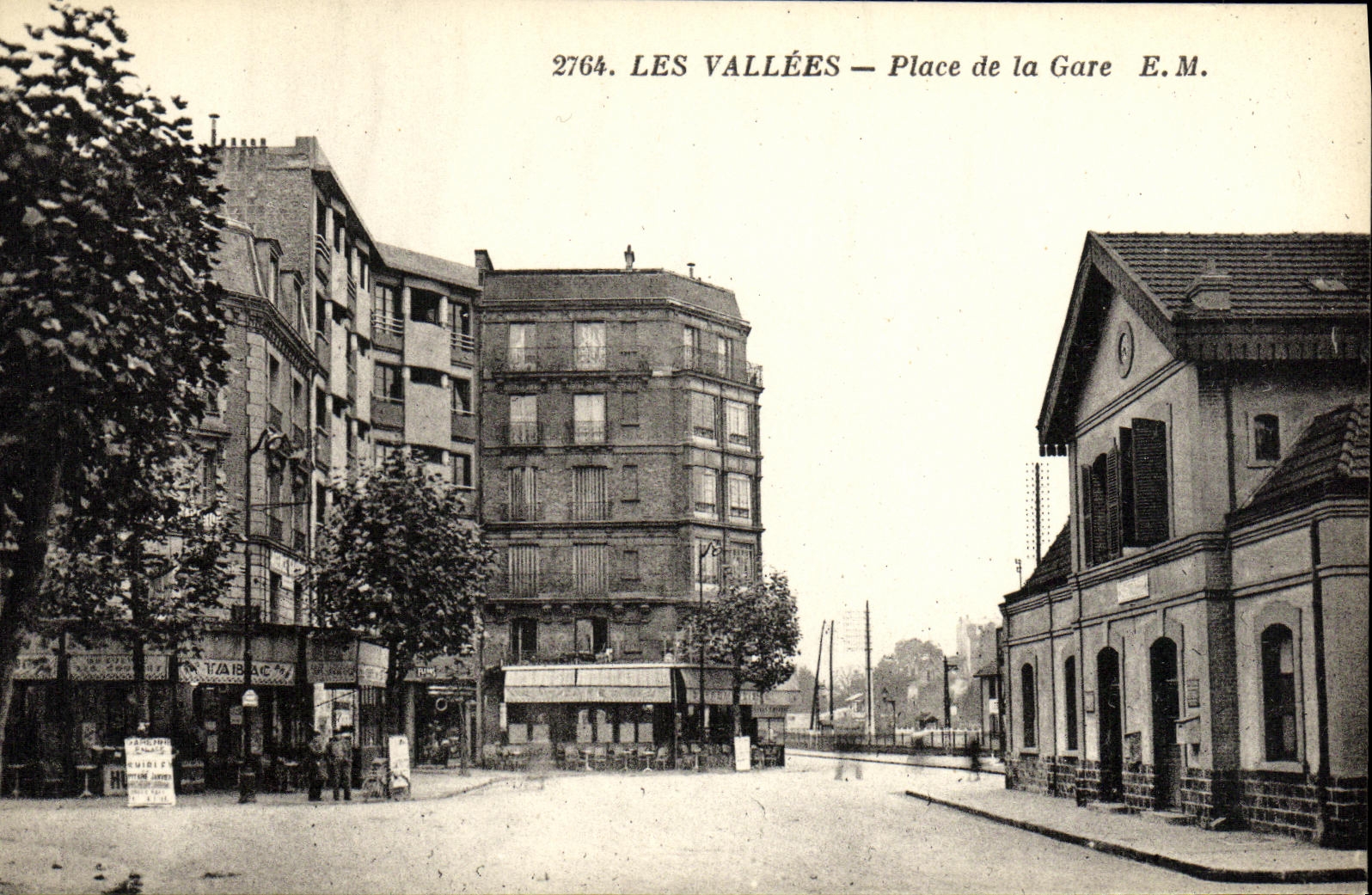 CPA Les Vallees Place de la Gare 