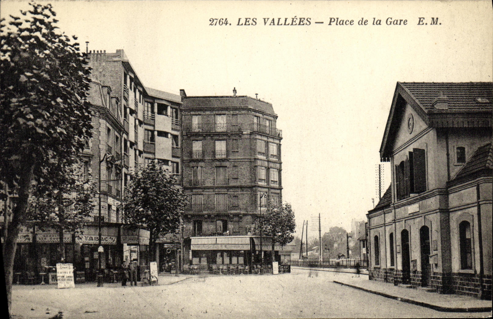 CPA Les Vallees Place de la Gare