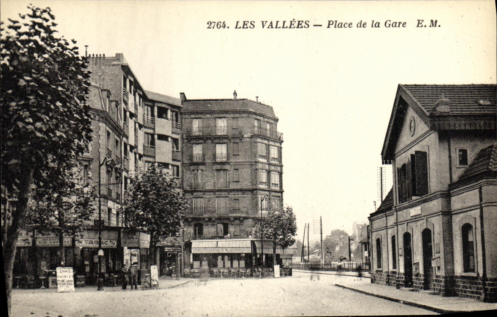 CPA Les Vallees Place de la Gare 