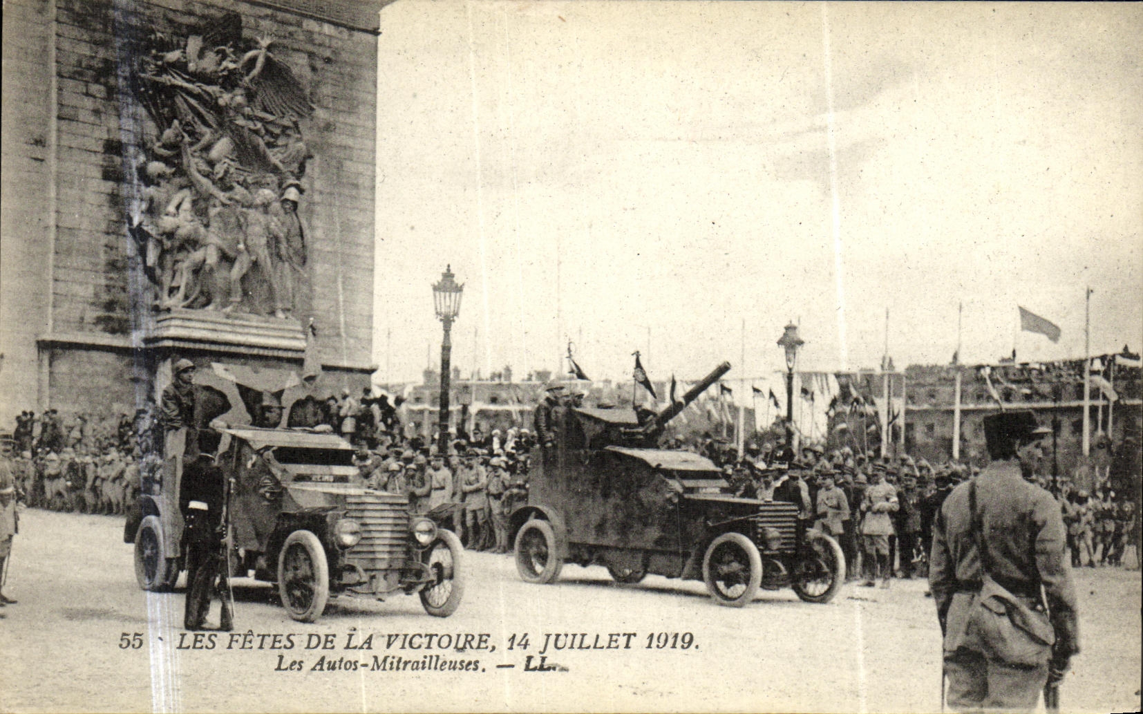Los festivales de la POSTAL de la VENDIMIA Victoire del 14 de julio de 1919 los coches Machine guns el tanque de Militaria