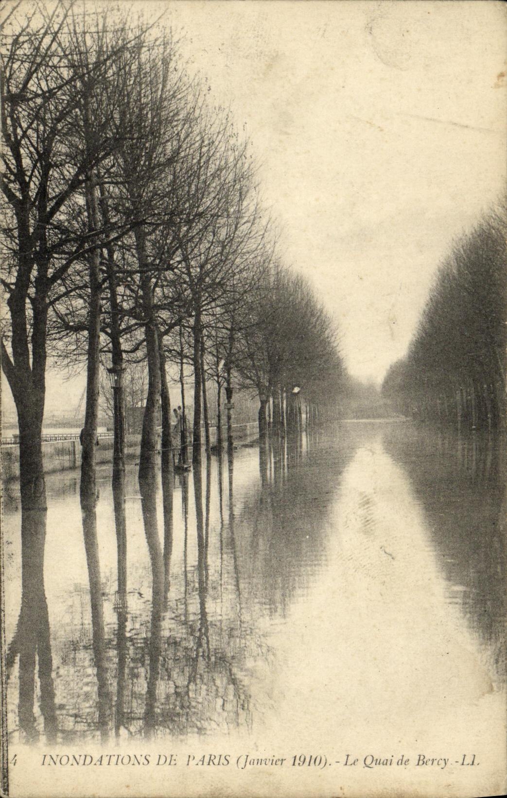 VINTAGE POSTCARD Floods of Paris the Quay of Bercy