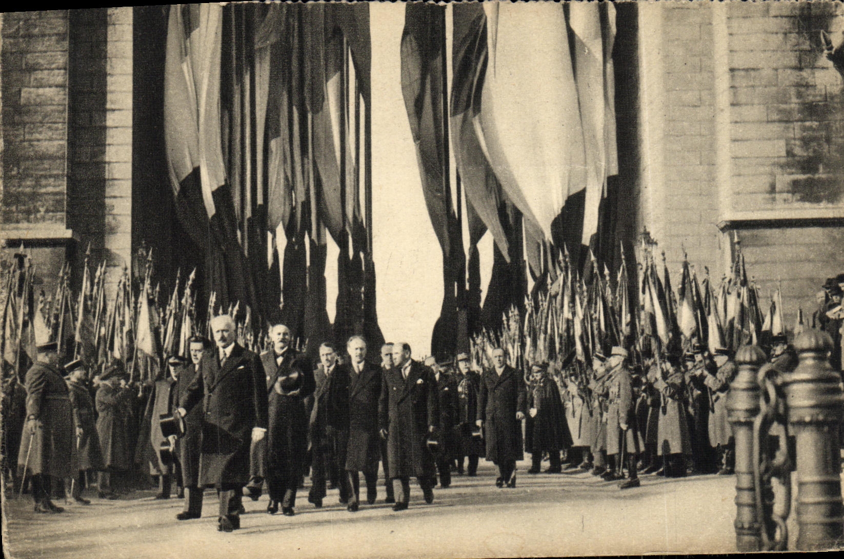 Homenaje de Paris de la POSTAL de la VENDIMIA del presidente de la república al soldado desconocido Herriot Lebrun Daladier