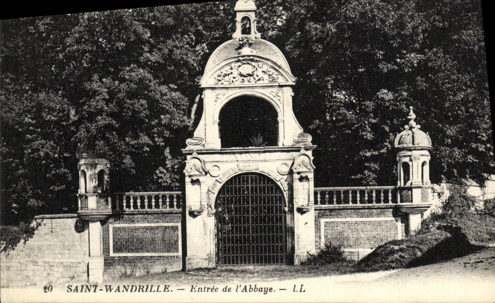 VINTAGE POSTCARD Holy Wandrille Entered of L Abbey