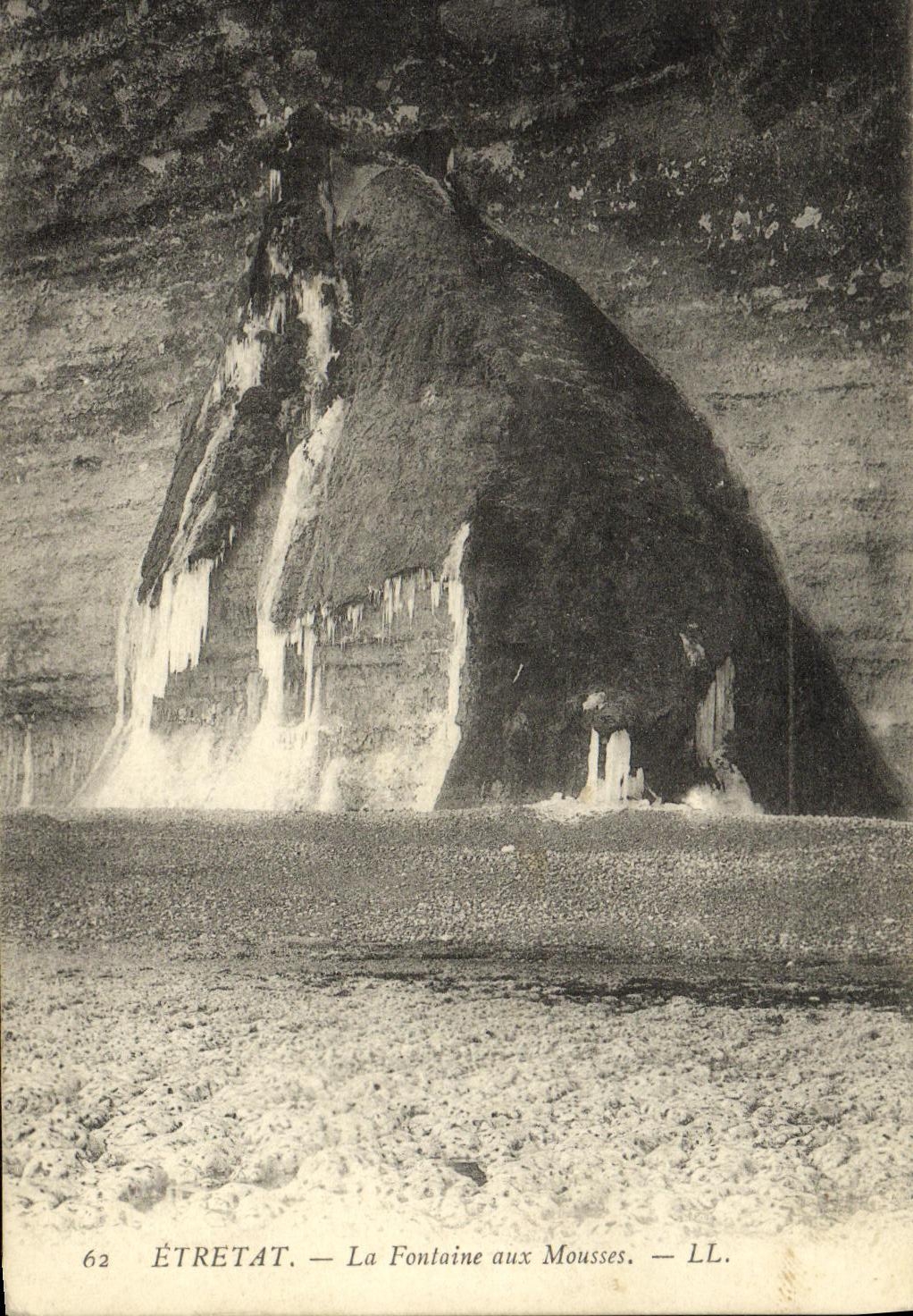 VINTAGE POSTCARD Etretat the Fountain with Foams