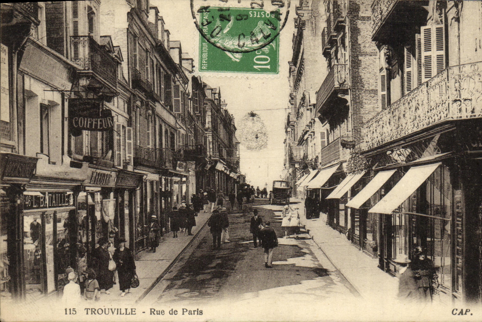 CPA Trouville Rue de Paris Coiffeur
