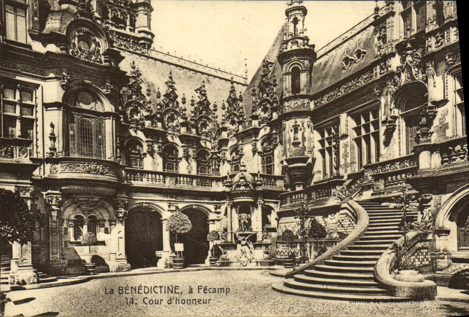 CPA La Benedictine Fecamp La Cour d Honneur