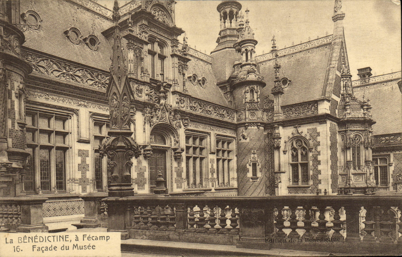 CPA La Benedictine Fecamp Facade du Musee
