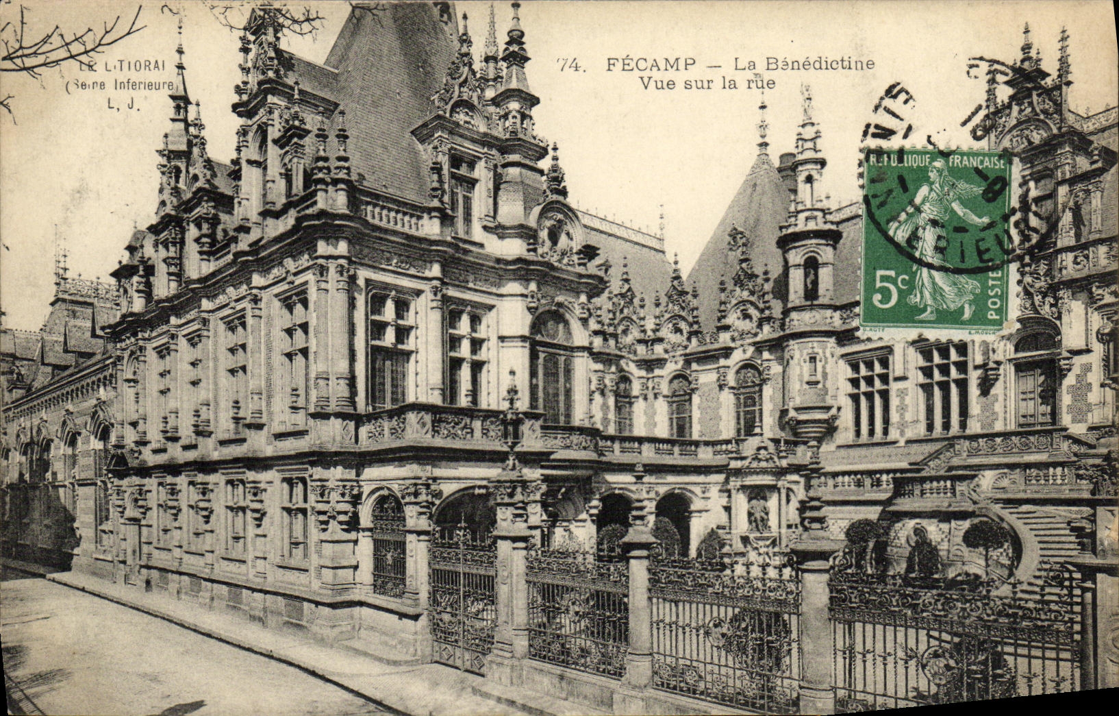 CPA Fecamp La Benedictine Vue sur la rue