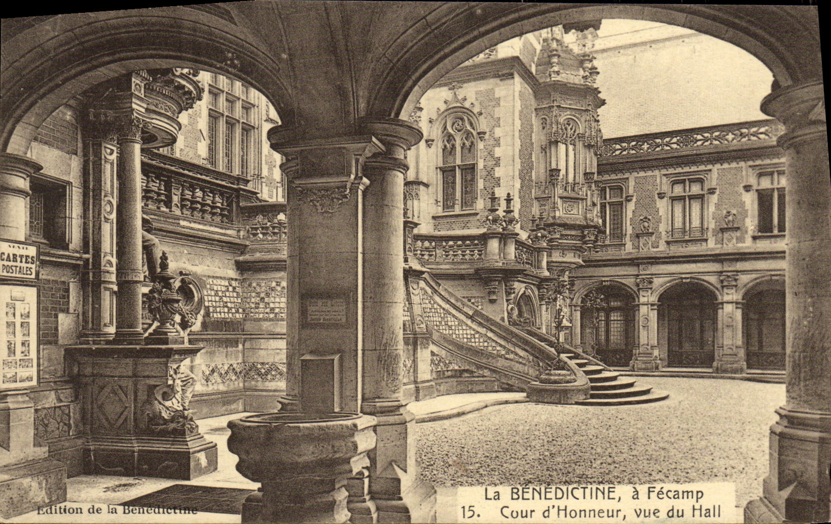 CPA La Benedictine a Fecamp Cour d Honneur vue du Hall