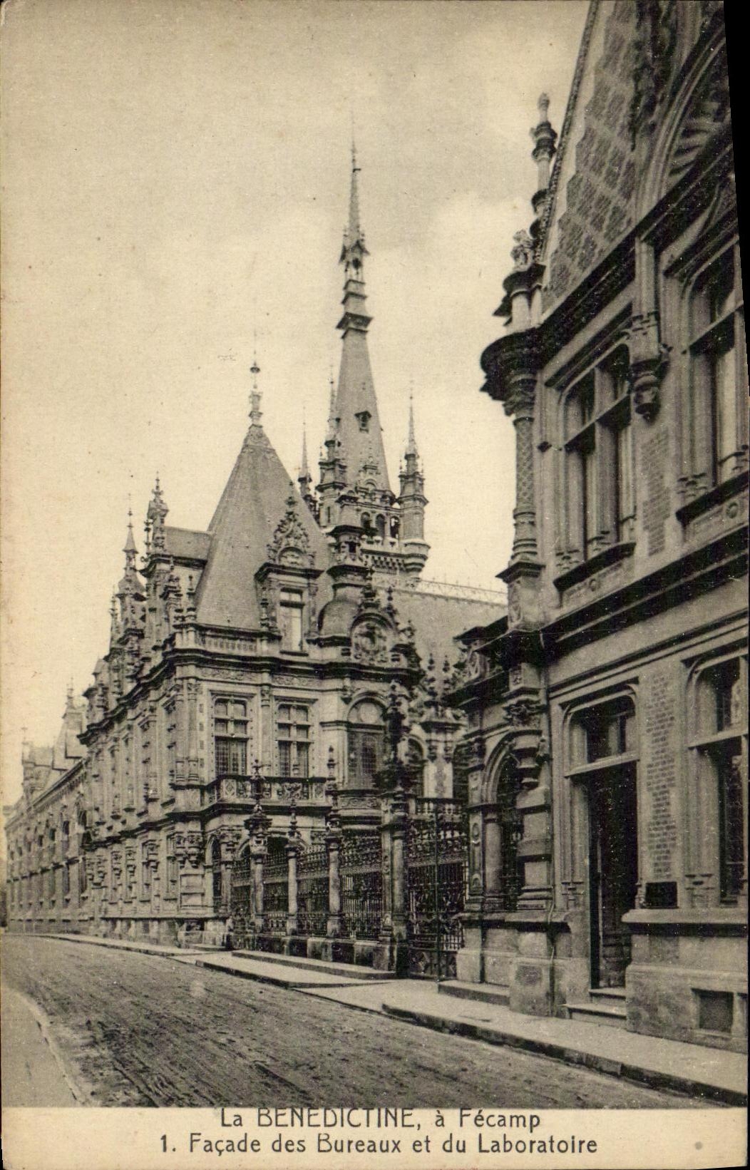 CPA La Benedictine a Fecamp Facade des bureaux et du laboratoire