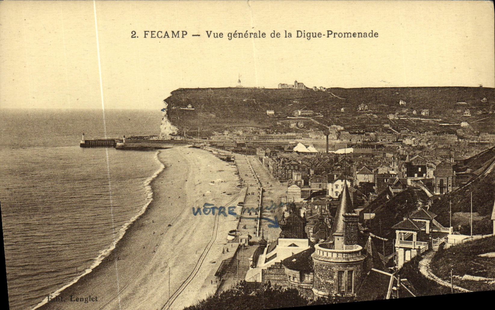 CPA Fecamp Vue generale de la Digue Promenade