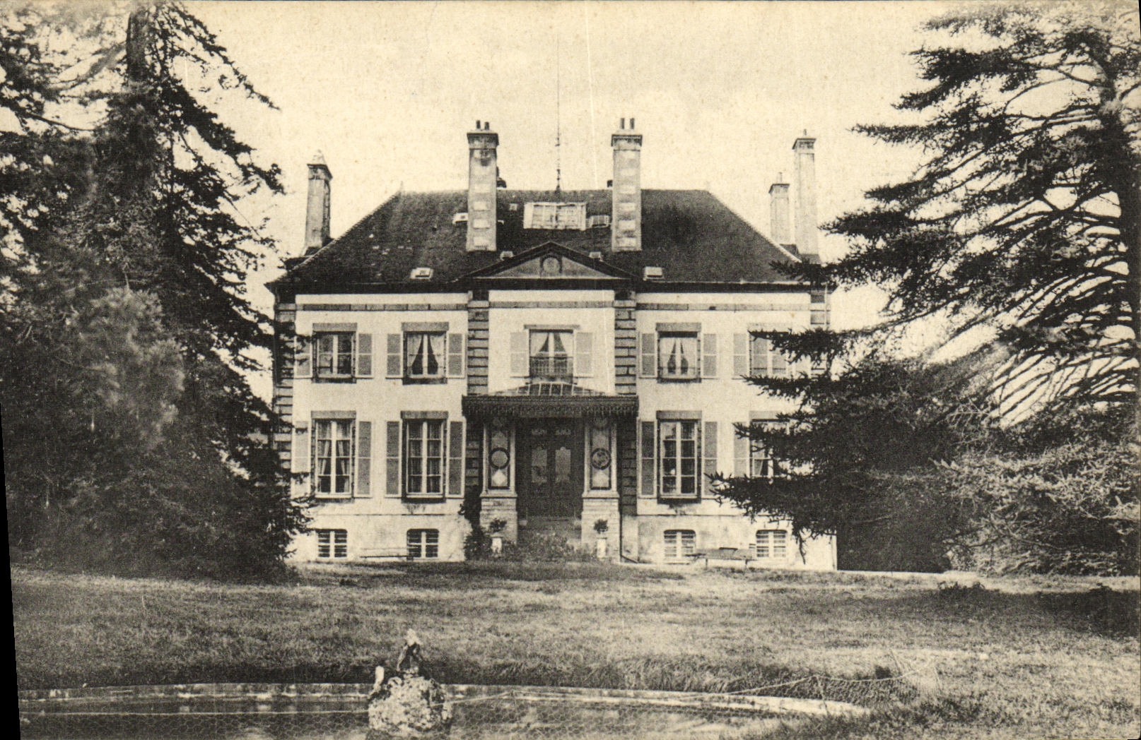 VINTAGE POSTCARD Large middle class house