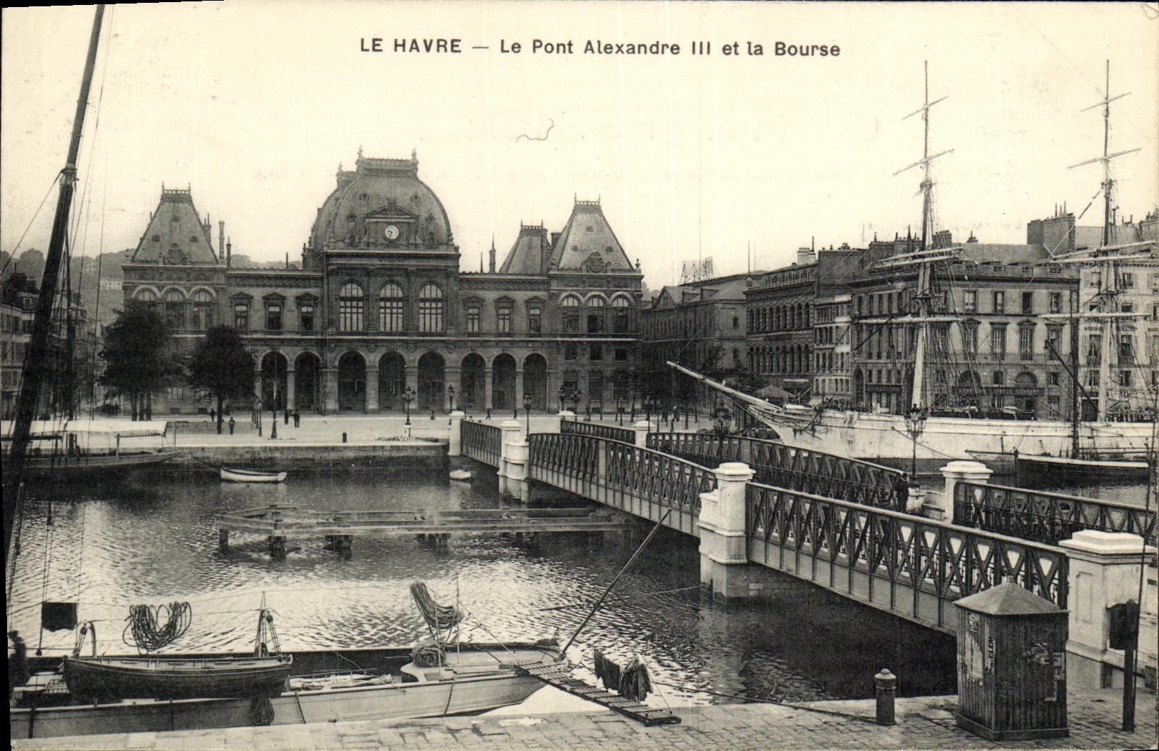 CPA Le Havre Le Pont Alexandre Ill et la Bourse Bateau Voilier
