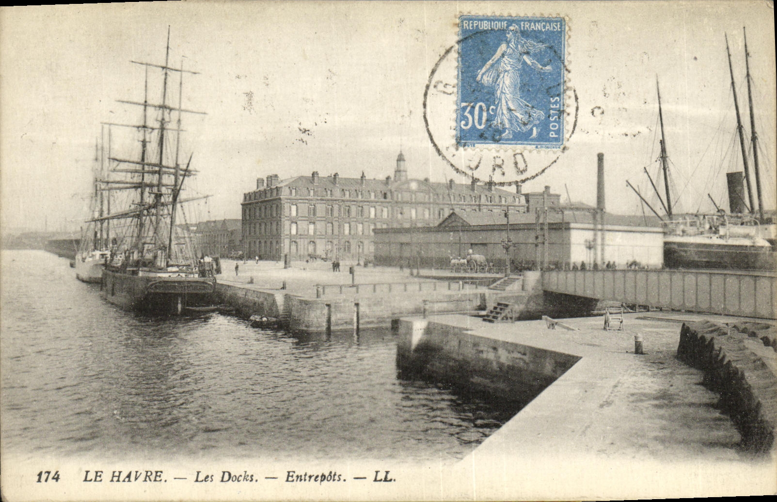 CPA Le Havre Les Docks Entrepots Bateaux