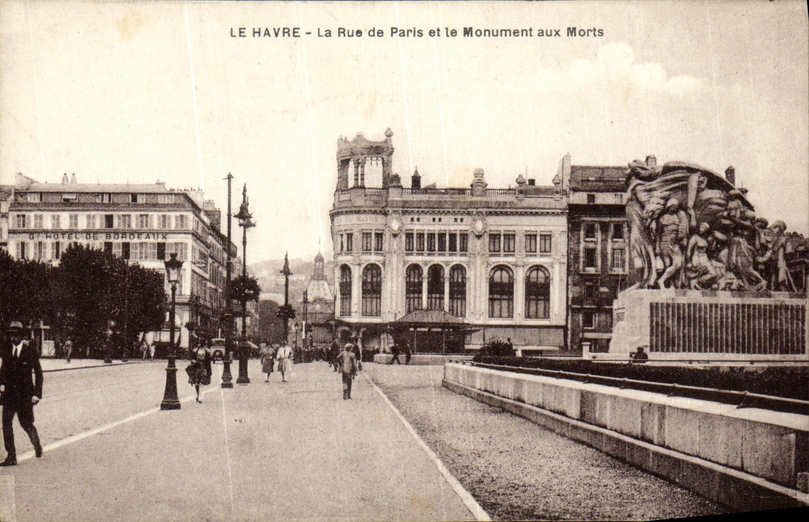 POSTAL Le Havre de la VENDIMIA la calle de Paris y del monumento de la guerra
