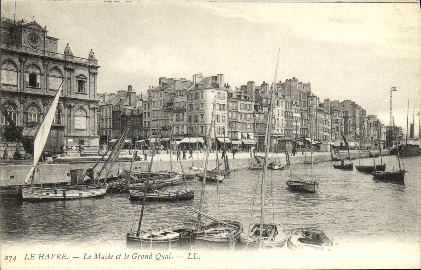 CPA Le Havre Le Musee et le Grand Quai Bateaux
