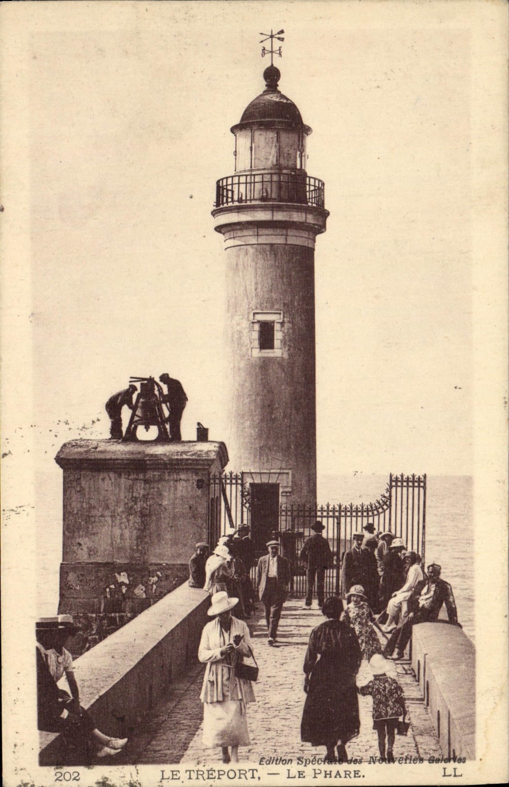 VINTAGE POSTCARD Treport the Lighthouse