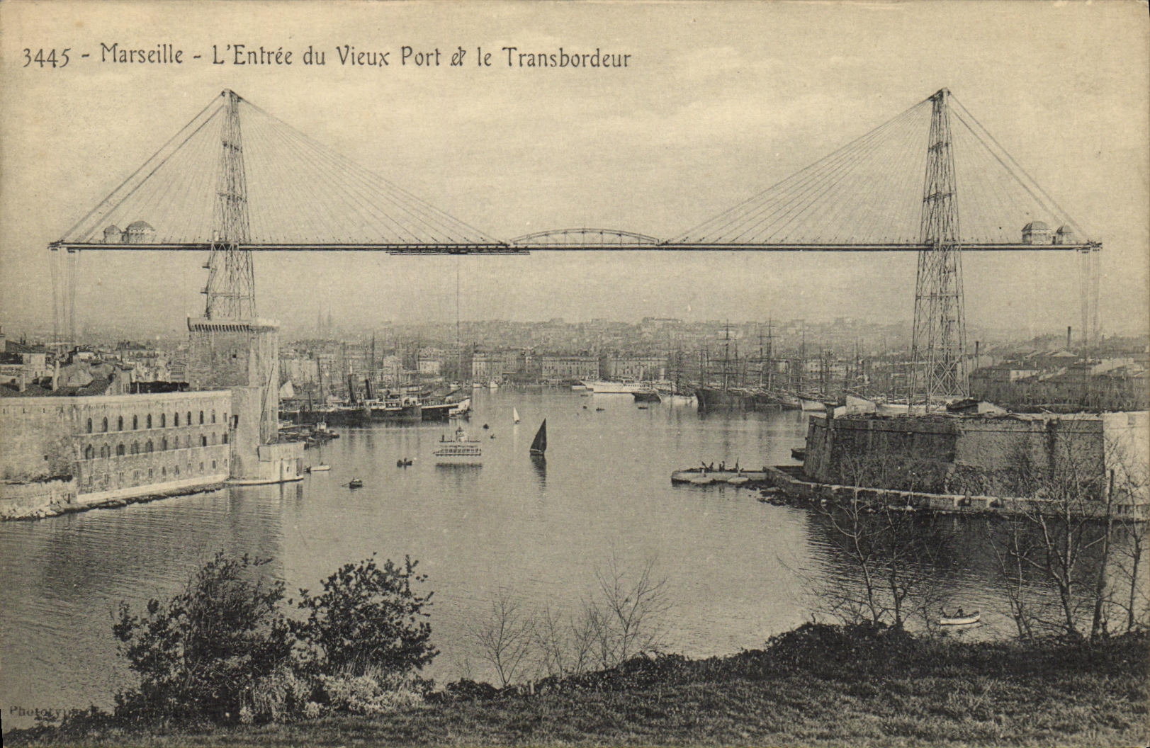 La POSTAL Marsella L de la VENDIMIA entro del puerto viejo del transportador