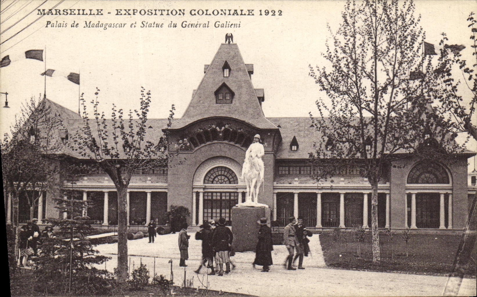 CPA Marseille Exposition Coloniale 1922 Palais de Madagascar et statue du general Gallieni