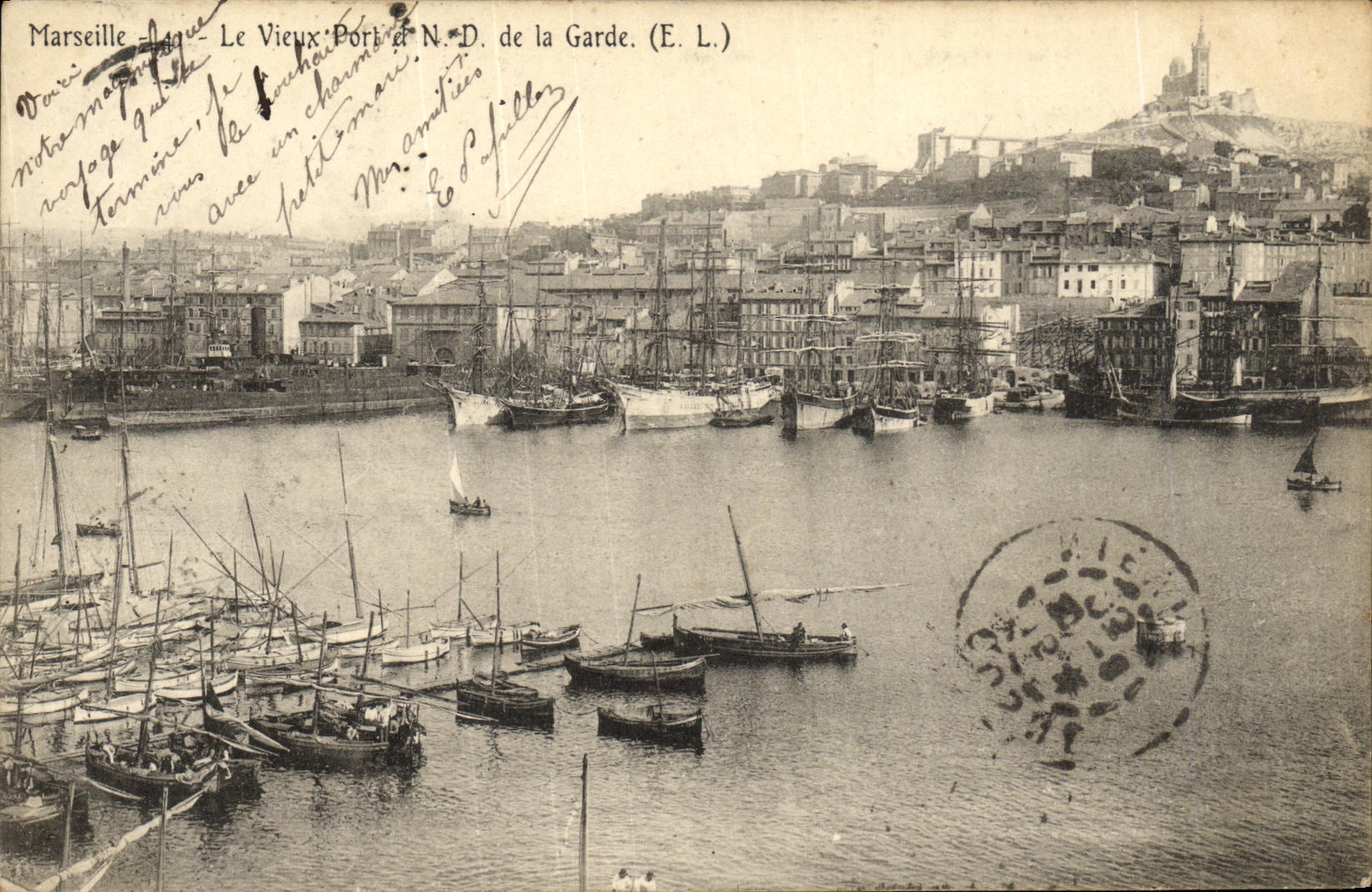 CPA Marseille Le vieux port et Notre Dame De La Garde Bateaux