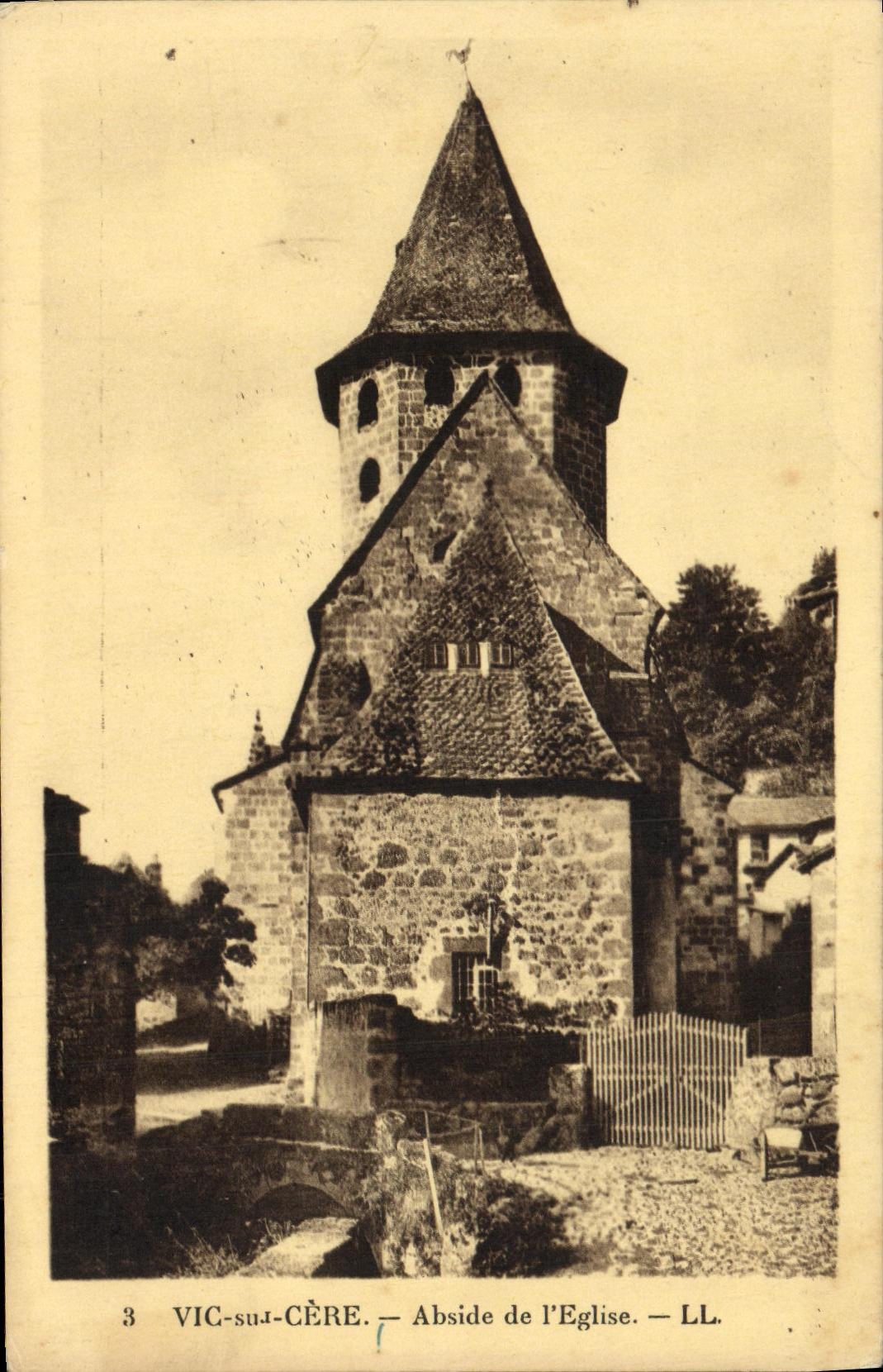CPA Vic Sur Cere Abside de l Eglise