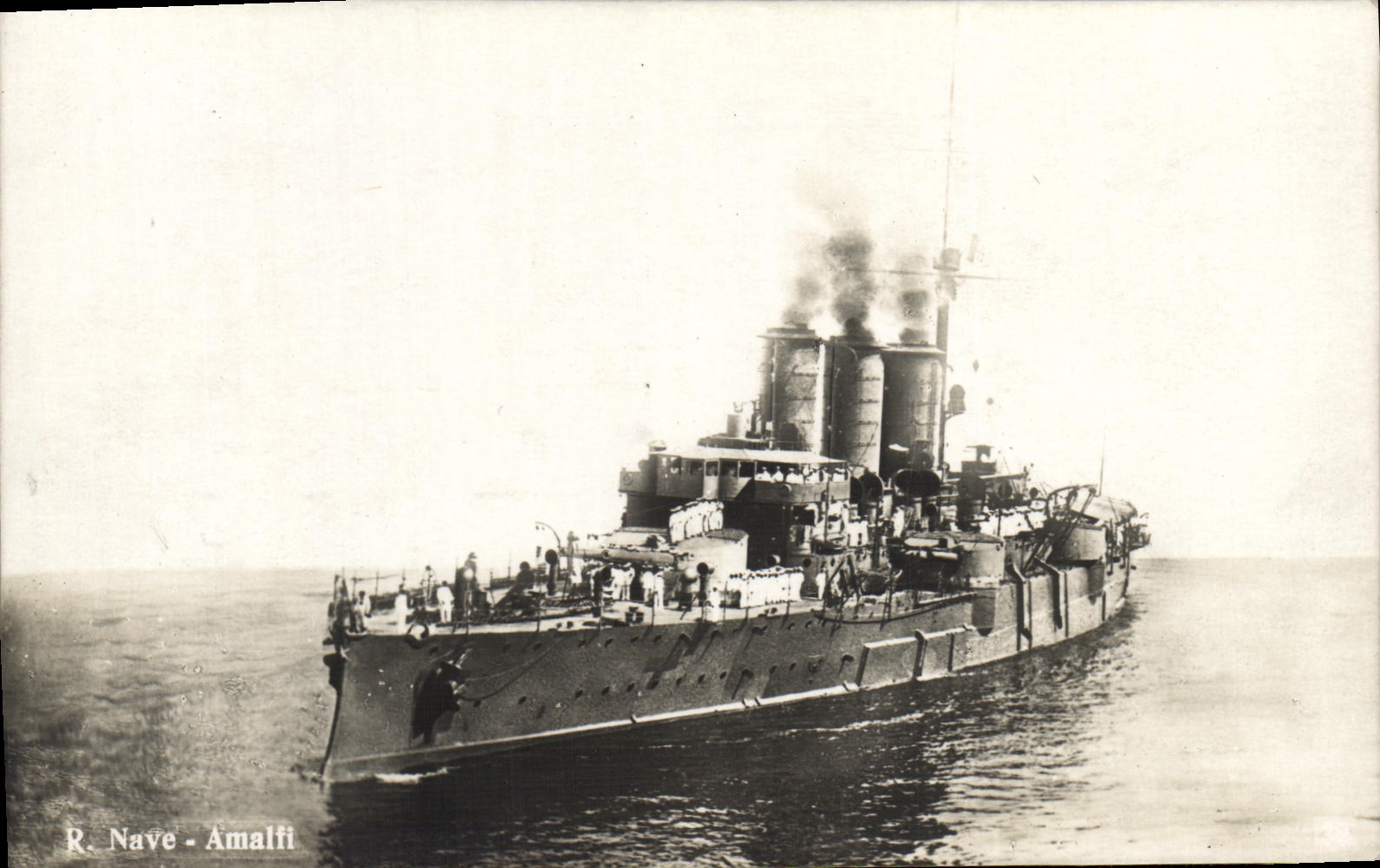 VINTAGE POSTCARD Boat War R Nave Amalfi