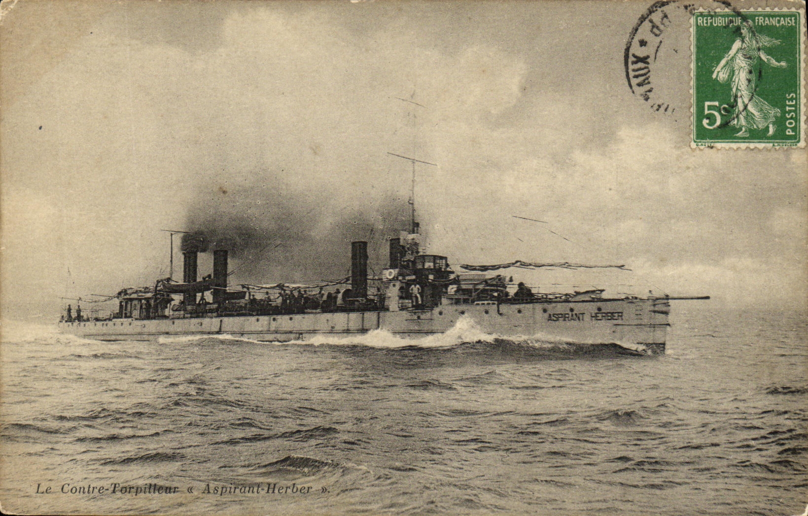 VINTAGE POSTCARD Boat War Against destroyers Aspiring To bleach on grass