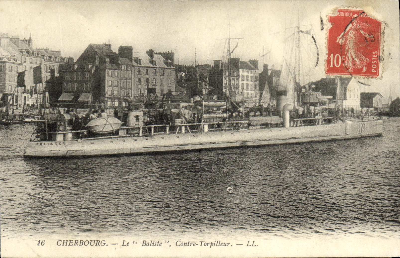 VINTAGE POSTCARD Boat Cherbourg War the Triggerfish Against Destroyer