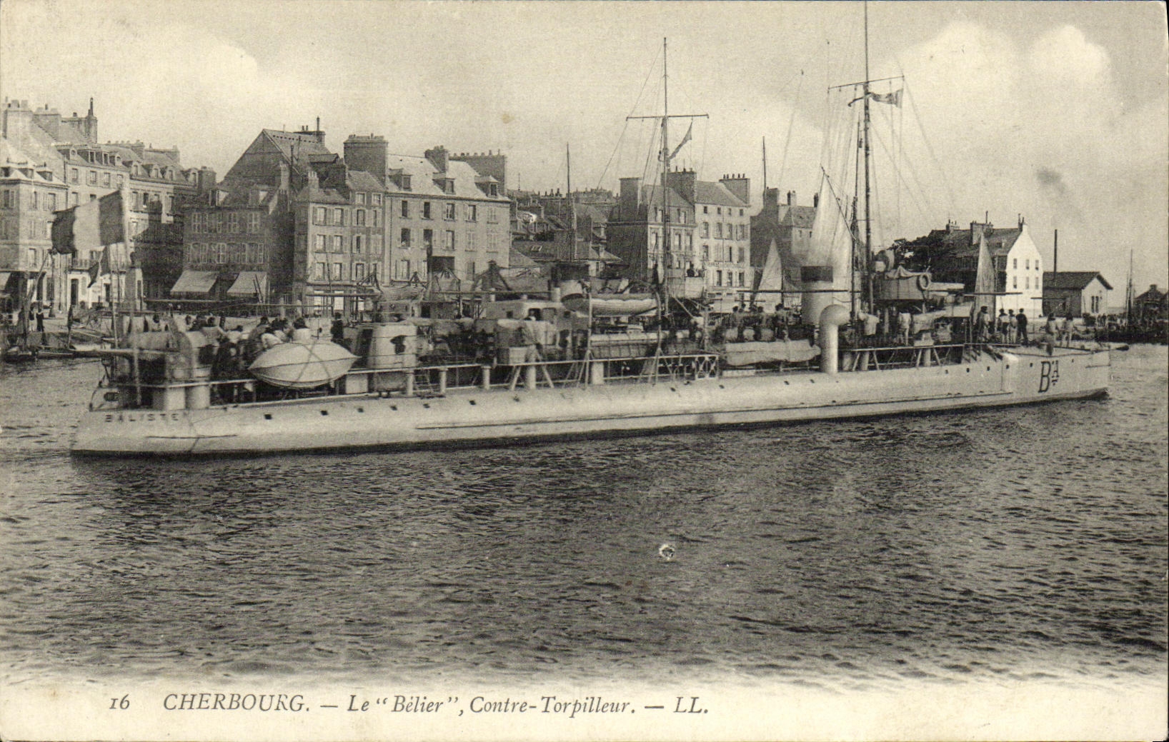 VINTAGE POSTCARD Boat Cherbourg War the Ram Against Destroyer