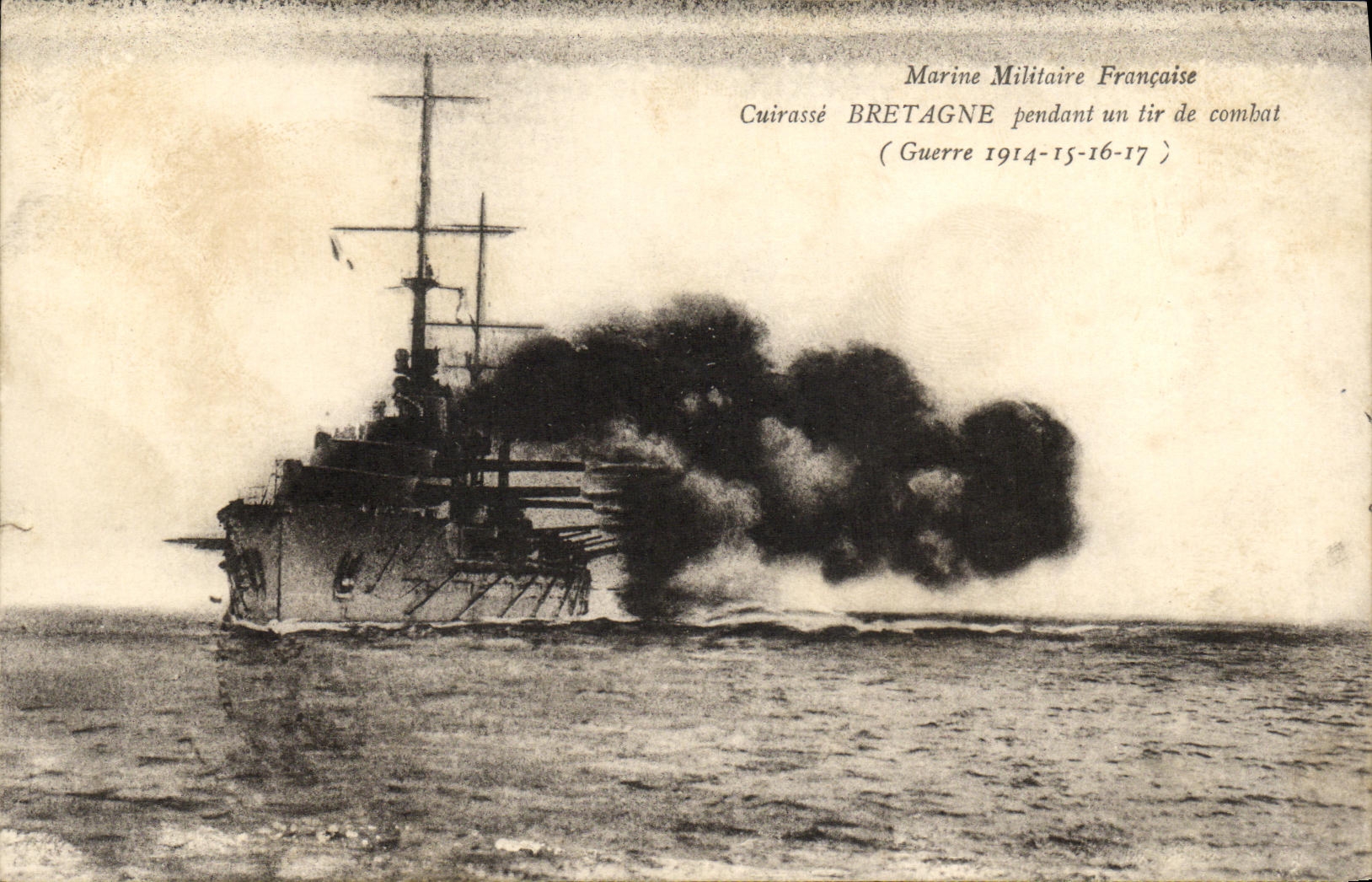 VINTAGE POSTCARD Bateau War French Navy Armours Brittany during shooting of combat