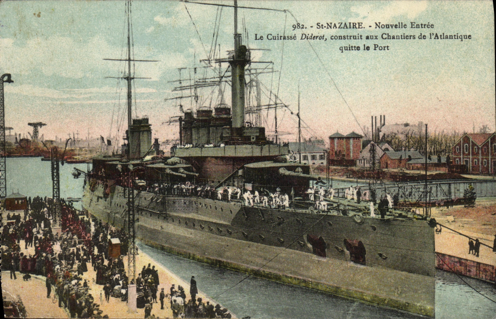 La entrada del nouvelle del St Nazario de la guerra del barco de la POSTAL de la VENDIMIA la armadura de Diderot construida con los solares de L Atlantique sale del puerto