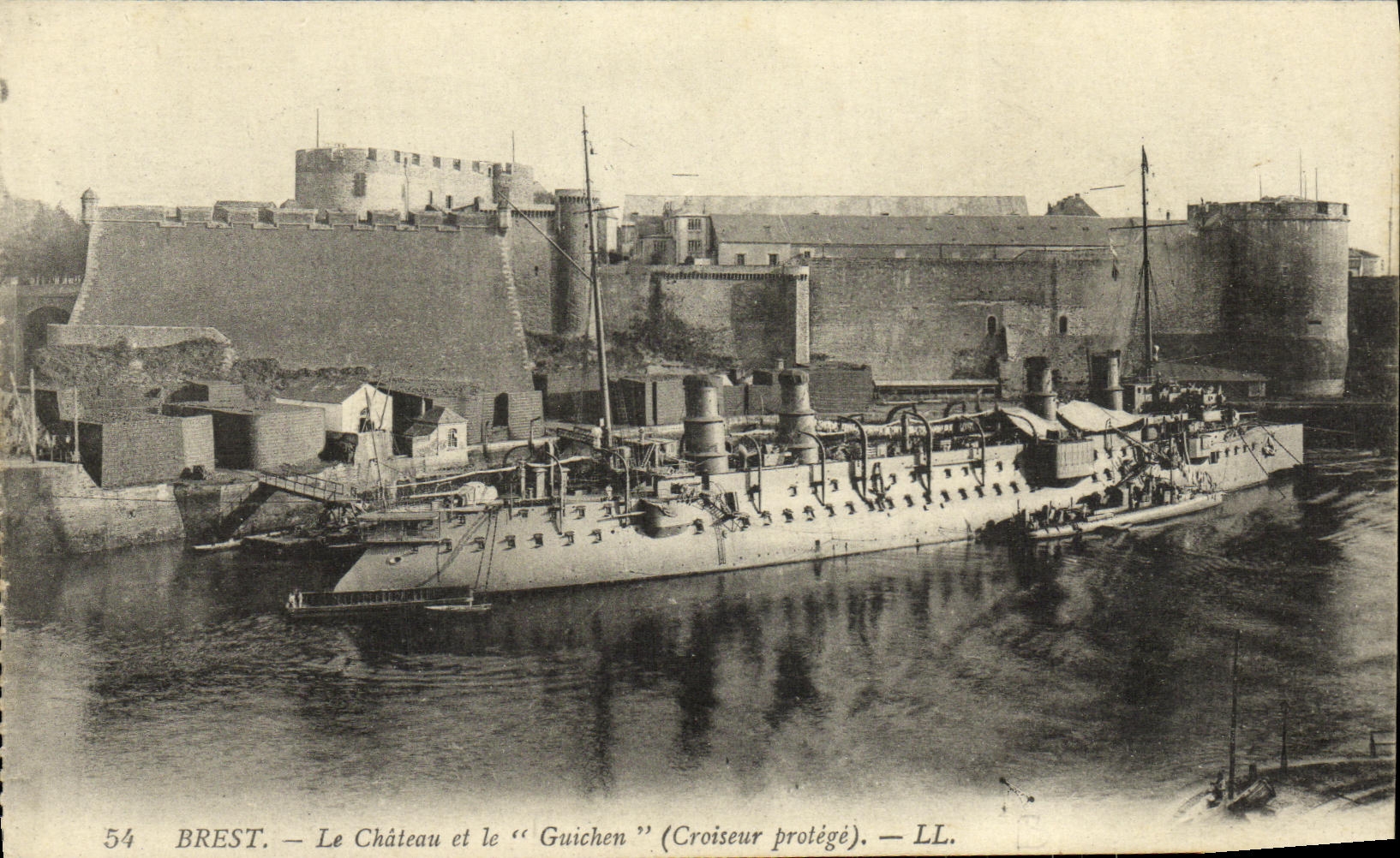 VINTAGE POSTCARD Boat Brest War the castle and Guichen Croiseur protects