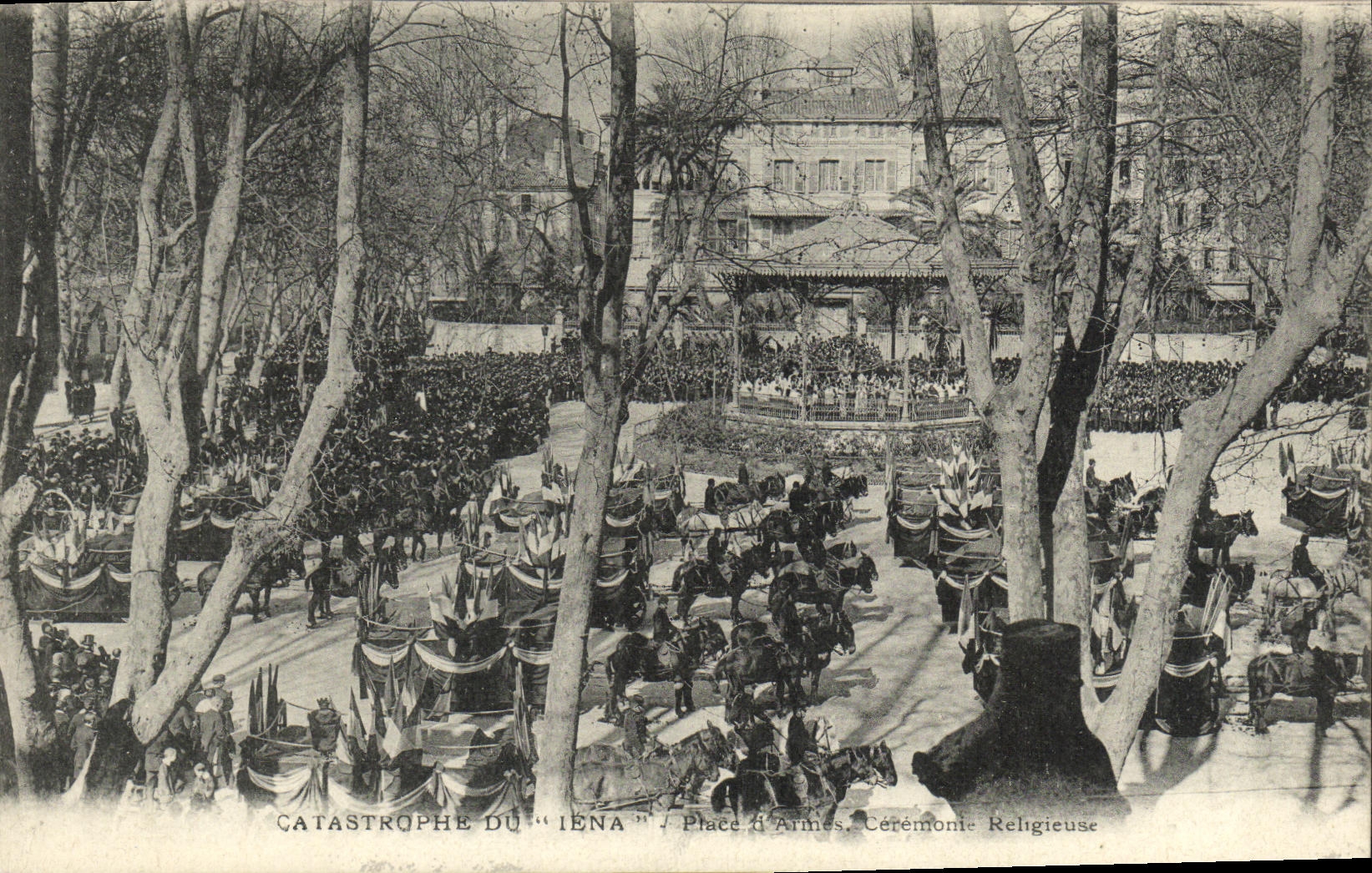 CPA Catastrophe Du Iena Place d Armes Ceremonie Religieuse Toulon