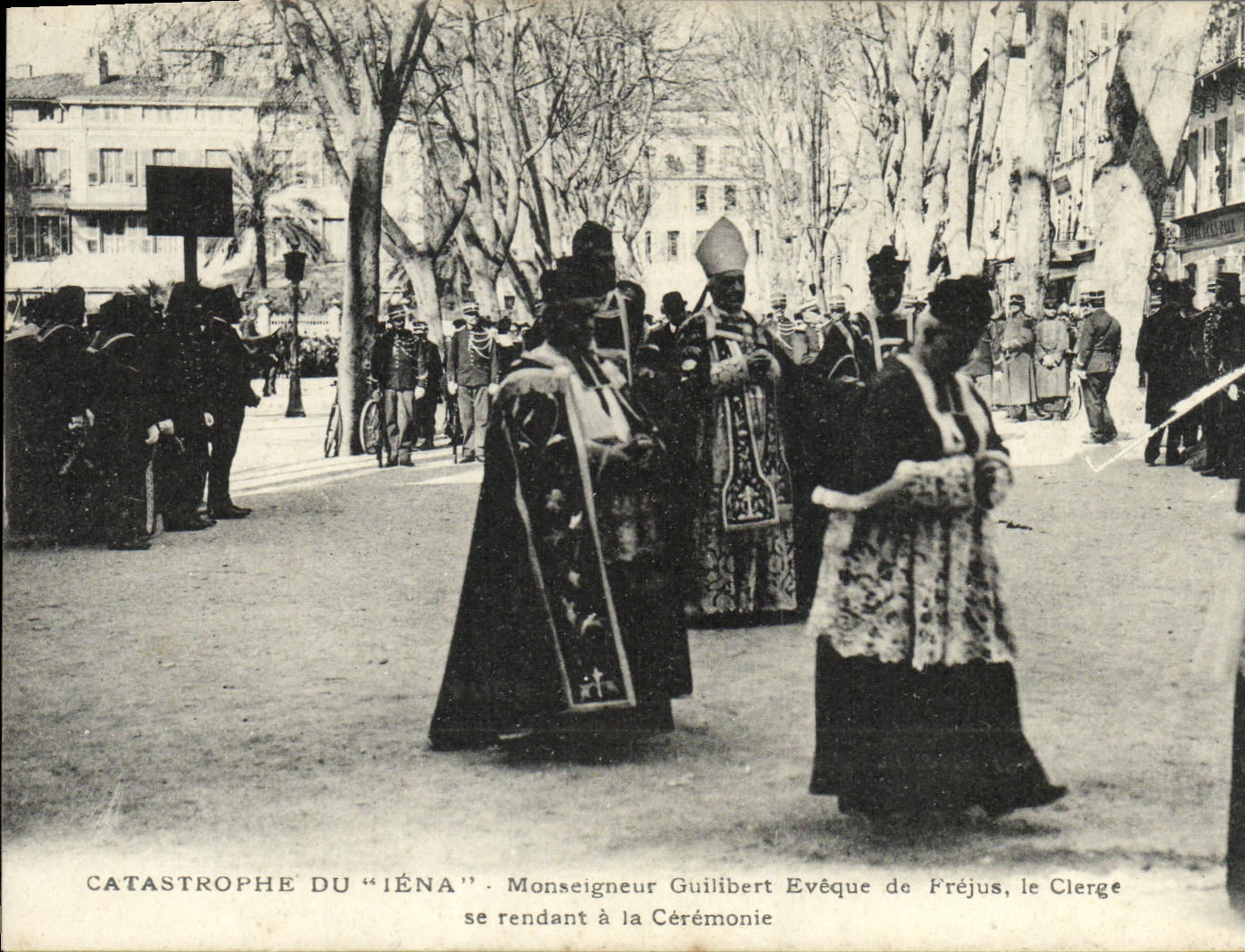 CPA Catastrophe Du Iena Monseigneur Guilibert Eveque de Frejus Le clerge se rendant a la ceremonie