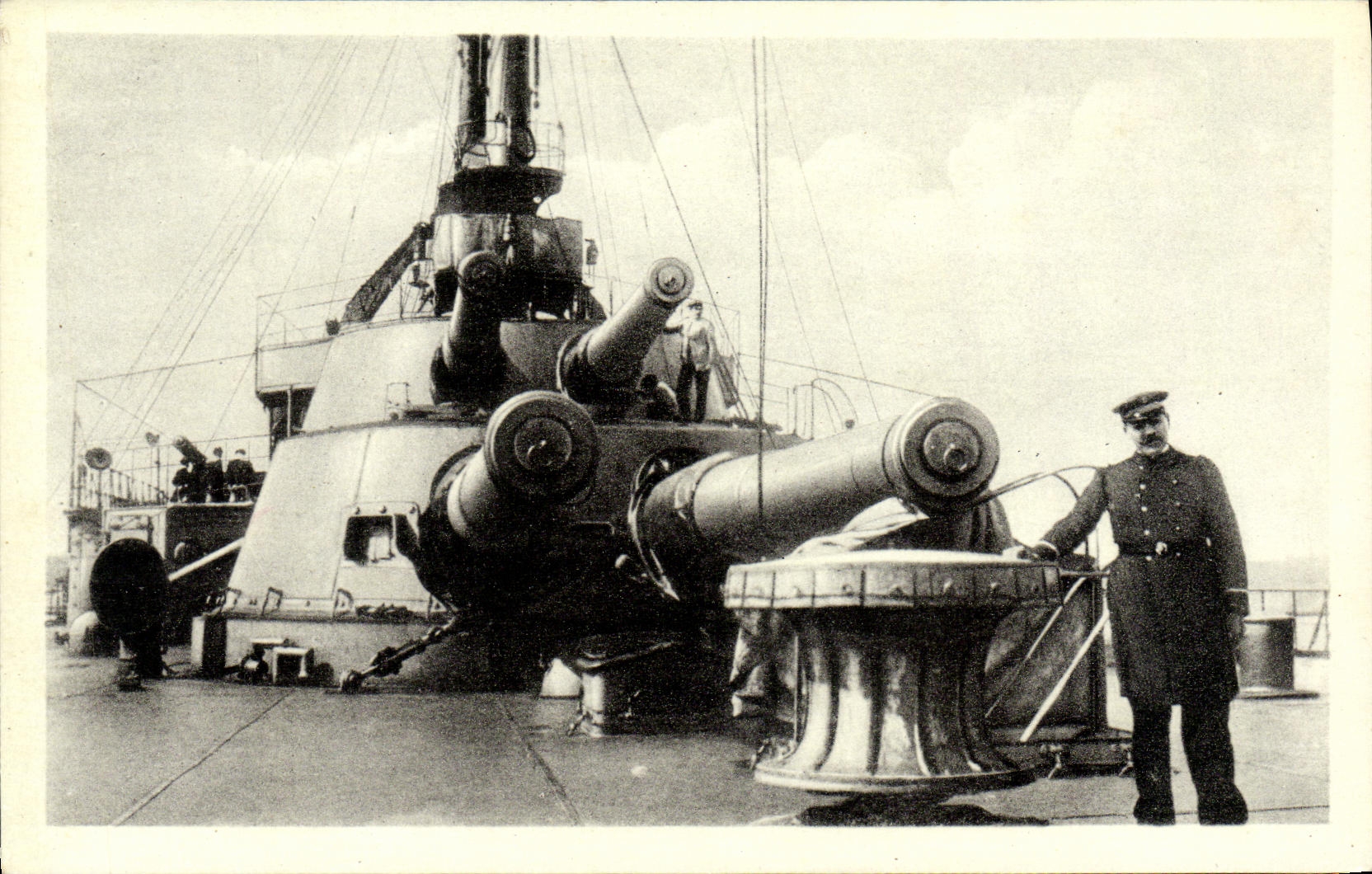 VINTAGE POSTCARD Boat War Navy of Querre Turrets before Guns of 305 Artillery of the Armours D Squadron Standard Jean Bart