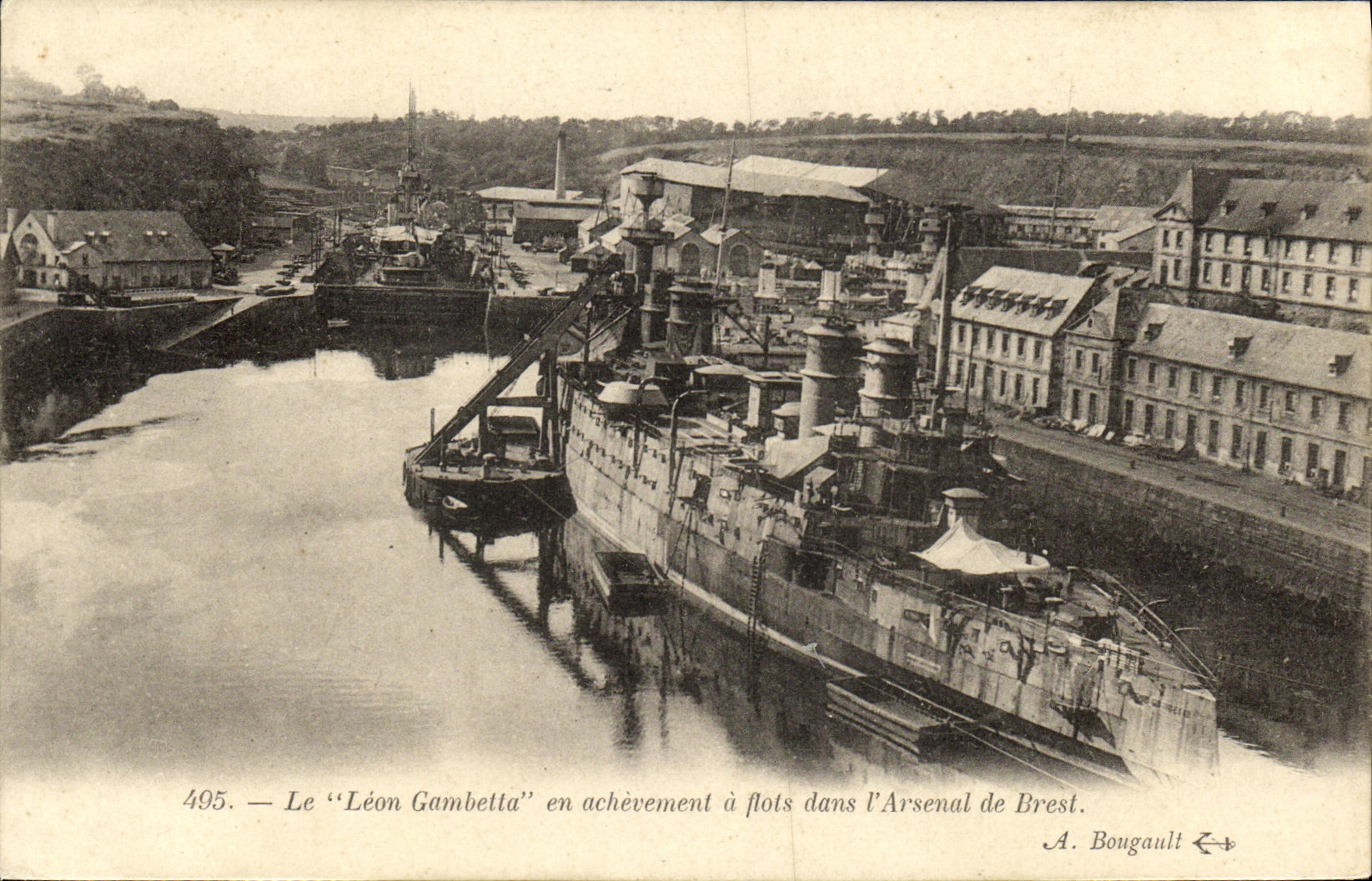 VINTAGE POSTCARD Bateau the Leon Gambetta in completion has floods in the arsenals of Brest