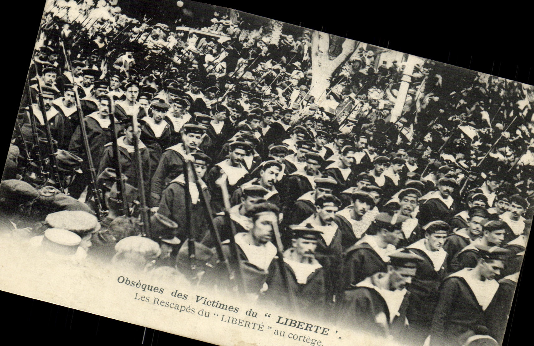 VINTAGE POSTCARD Boat Catastrophe of Toulon Freedom survivors of Freedom to the procession