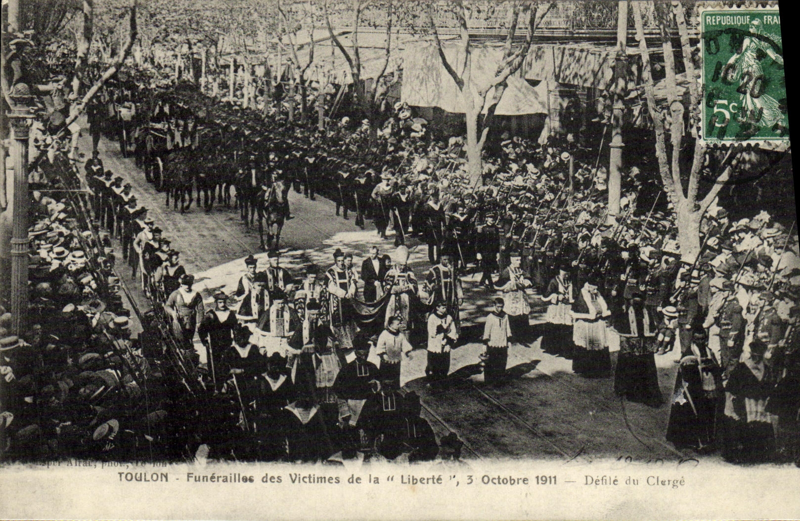 VINTAGE POSTCARD Boat Catastrophe of Toulon Freedom ravelled of the procession