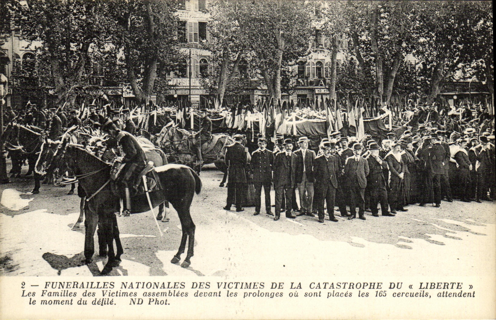 VINTAGE POSTCARD Boat national Funeral of the victims of the catastrophe of Toulon Freedom families of the assembled victims