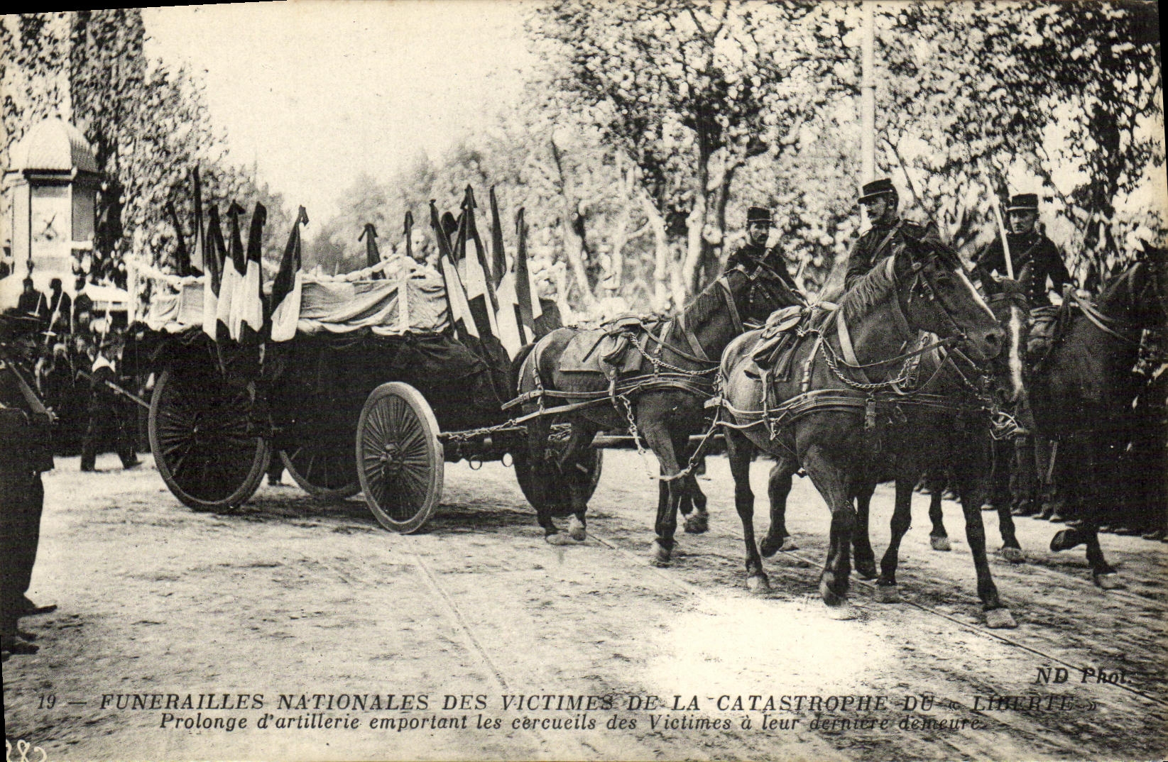 VINTAGE POSTCARD Bateau national Funeral of the victims of the catastrophe of Toulon Freedom Prolongs D artillery