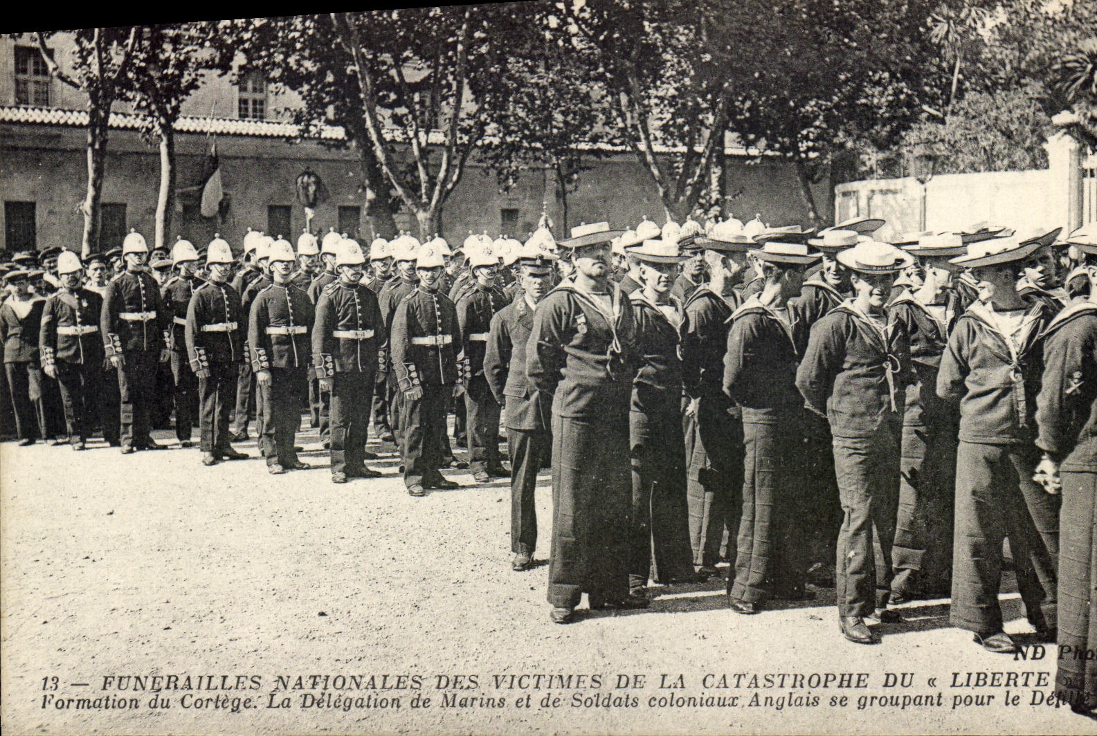 VINTAGE POSTCARD Boat national Funeral of the victims of the catastrophe of Freedom Toulon Formation of the procession the delegation