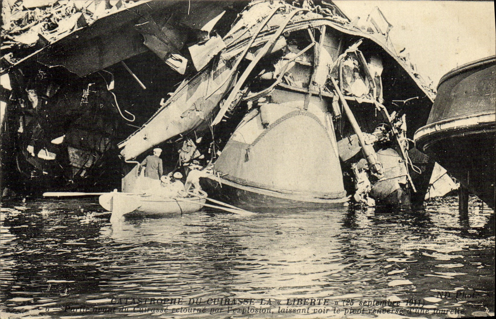 VINTAGE POSTCARD Boat Catastrophe of Toulon Freedom