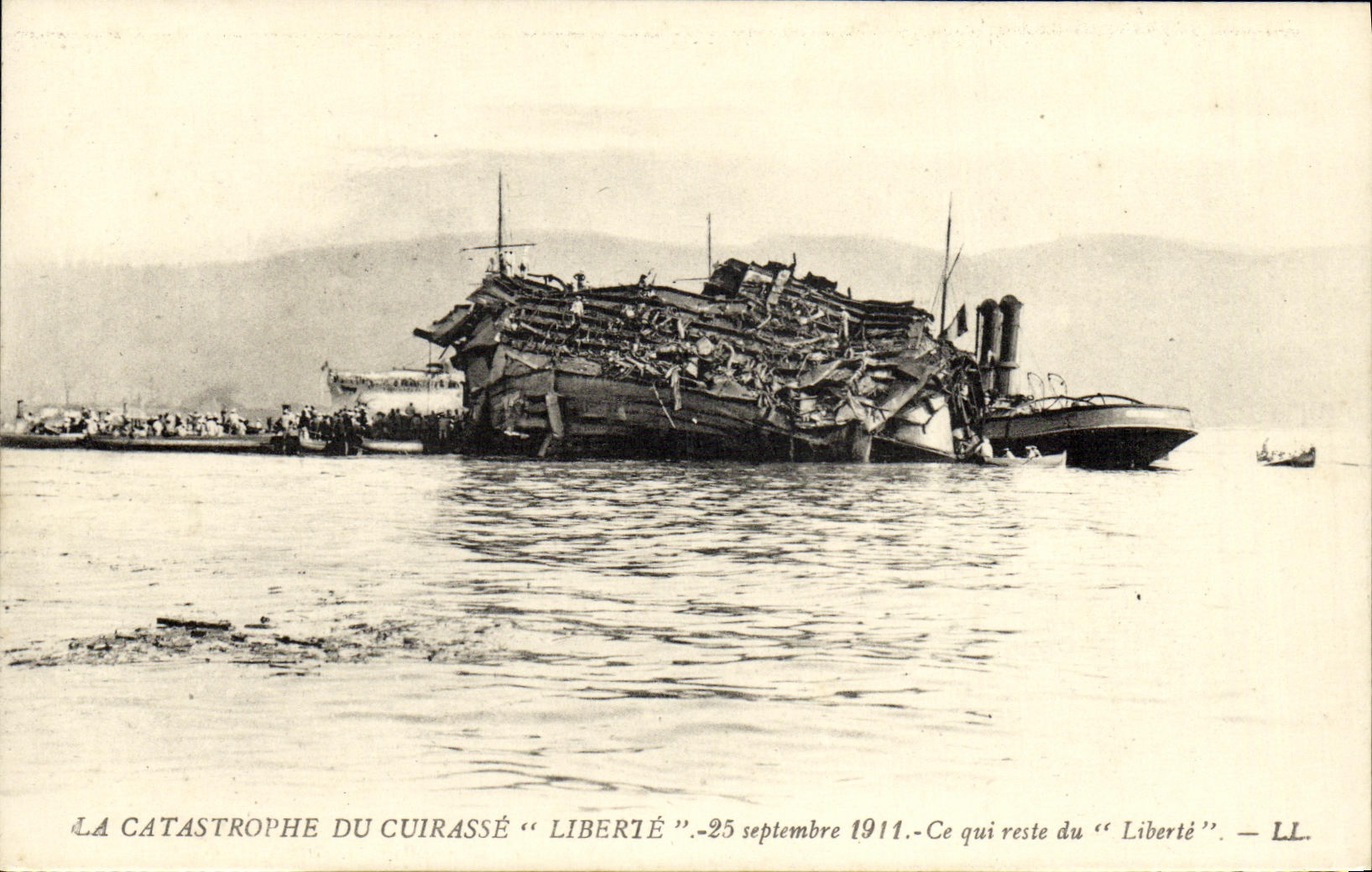 VINTAGE POSTCARD Bateau Catastrophe of Toulon Freedom What remains freedom