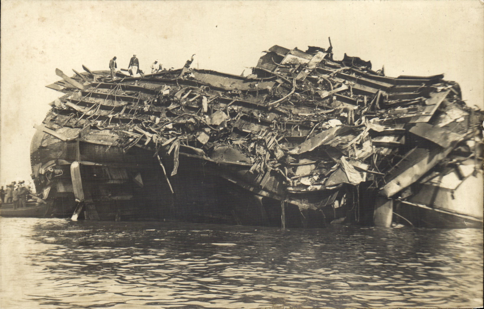 Real photo Boat Catastrophe of Freedom stray Toulon L letting see a turret and a gun turns over