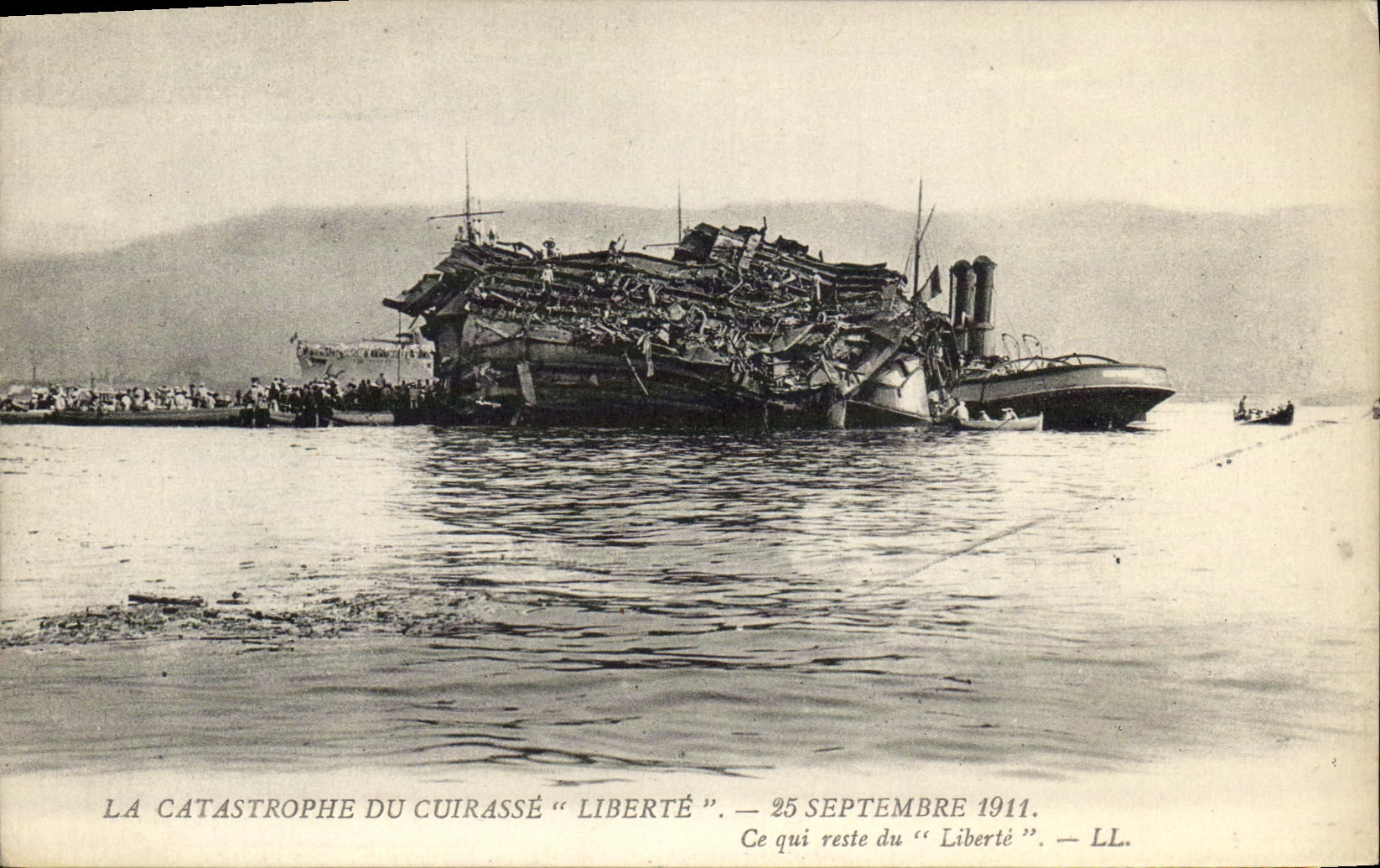 VINTAGE POSTCARD Boat Catastrophe of the Freedom What remains Freedom