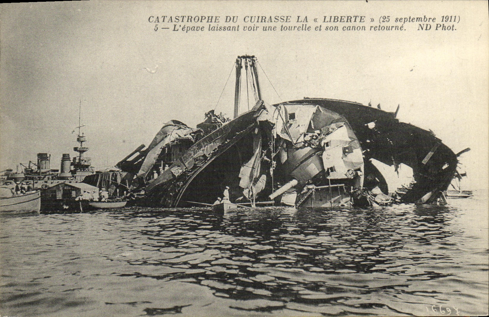 VINTAGE POSTCARD Boat Catastrophe of Freedom stray Toulon L letting see a turret and its gun turns over