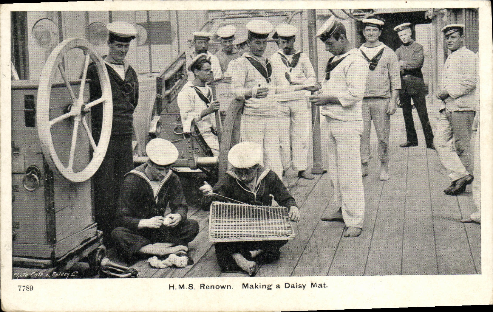 VINTAGE POSTCARD Bateau War HMS Renown Making has daisy chechmate